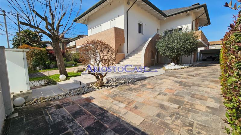 VILLA UNIFAI IILIARE CON 2 UNITA’ABITATIVE